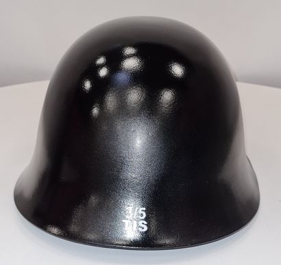 null TIS (XXth/XIXth artist), Collection "PEACE OF ART", helmet "ELLE", reconditioned...