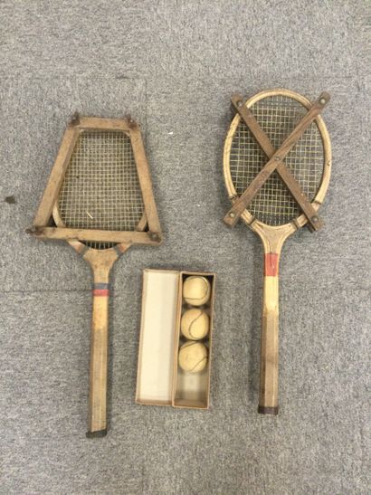 null Lot comprenant 2 anciennes raquettes de tennis cadre en bois et une boites d'anciennes...