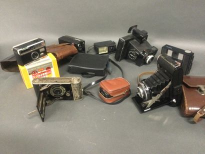 null Un Lot d'appareils photo ancien dont : Kinax, Coronet, Kodak, Polaroid ....