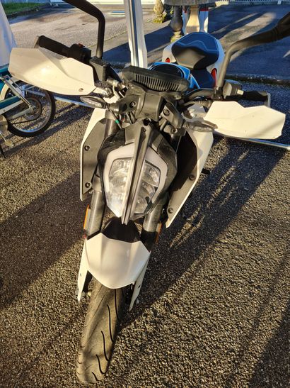  MOTO de marque KTM modèle DUKE, 125 cm3, année 2018.