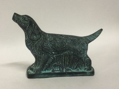 null Sculpture en plâtre patiné figurant un chien à l'arrêt; H. 14,5 cm