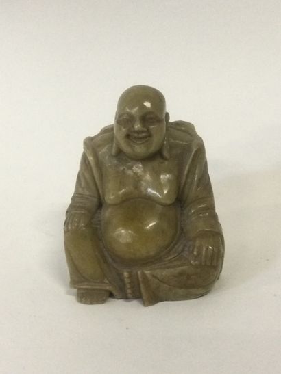 null Bouddha en pierre dure sculptée, H. 8,5 cm.