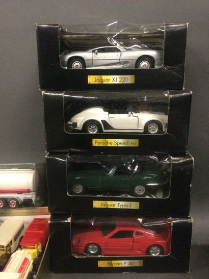 null Lot de 23 petites voitures modèles réduits dont certaines en boite d'origin...