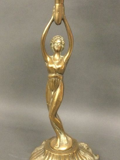 null Pied de lampe à pétrole en bronze doré figurant une danseuse orientale, H. 57...