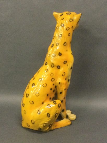 null Grand Sujet en résine figurant un guépard assis, circa 1970, H. 70 cm