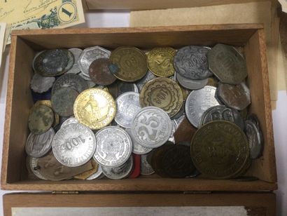 null Collection contenue dans une boite comprenant environs 140 monnaies de nécessité...