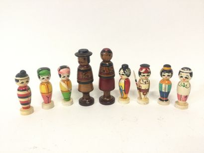 null Lot de 9 petites figurines (pièces d'echec ???), en bois peint; 7 figurant des...