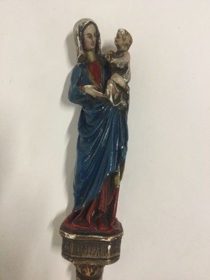  Sculpture d'applique en plâtre polychrome figurant une Vierge à l'enfant posée sur...