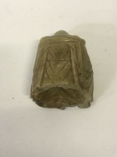 null Bouddha en pierre dure sculptée, H. 8,5 cm.