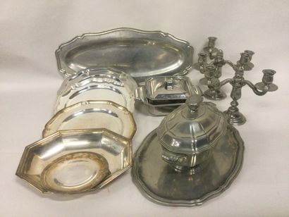 null Lot de métal argenté,étain et inox comprenant : paire de bougeoirs, soupière,...