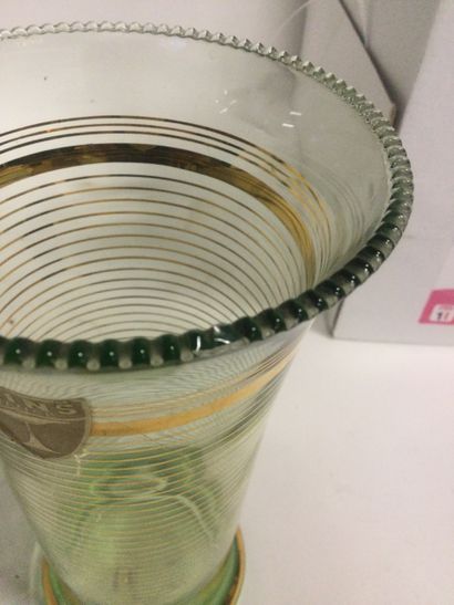  Verrerie de FAINS-LES-SOURCES, Vase en verre soufflé, H. 21 cm (petit éclat au ...
