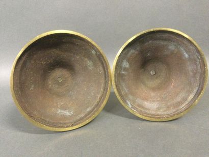 null Paire de BOUGEOIRS en bronze doré et ciselé à décor de feuillage, H. 14 cm.