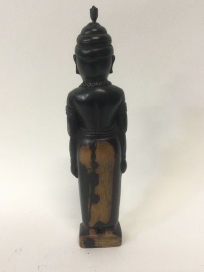 null Petite sculpture en bois patiné figurant un personnage religieux asiatique,...