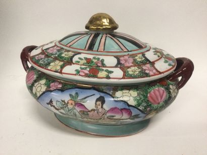SOUPIERE en porcelaine à décor japonisant...