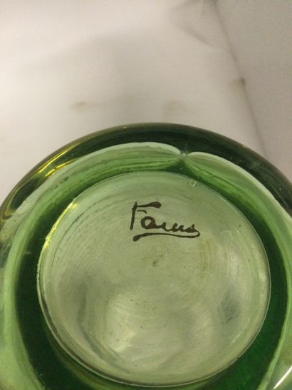  Verrerie de FAINS-LES-SOURCES, Vase en verre soufflé, H. 21 cm (petit éclat au ...
