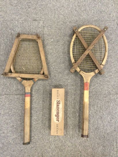 null Lot comprenant 2 anciennes raquettes de tennis cadre en bois et une boites d'anciennes...