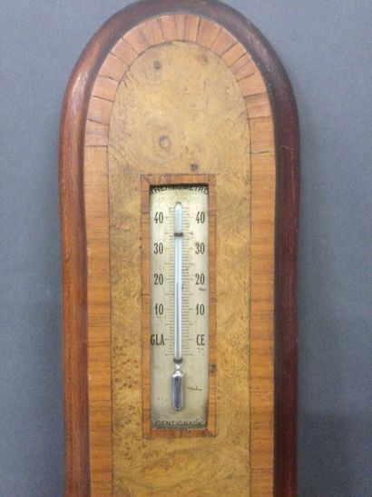 null Baromètre et thermomètre à décor de marqueterie et applique en cuivre,,H. 55...