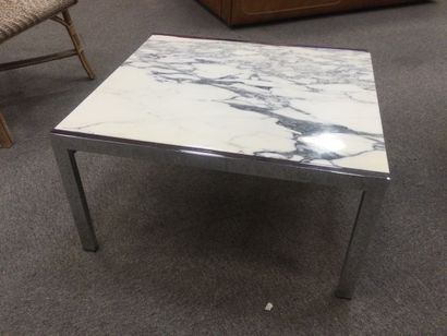 null TABLE BASSE avec dessus marbre et pieds métal chromé dim 62x67 cm