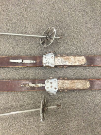 null Paire d'anciens ski en bois avec ses bâtons, L. 204 cm