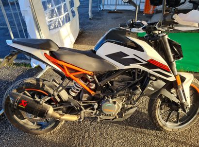 null KTM modèle DUKE, 125 cm3, 2266 kms au compteur, année 2018. Très bon état.