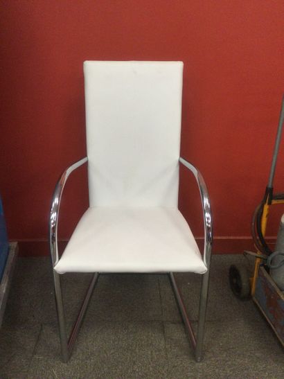 null Chaise blanche de salle à manger de style moderne. H. 100cm