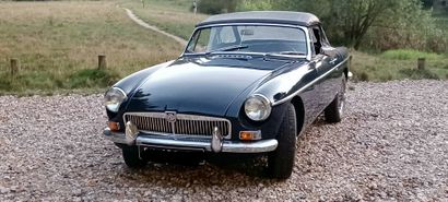 null MGB, 1967, 10 CV, 85 180 kms au compteur. Cette voiture de couleur bleu nuit...