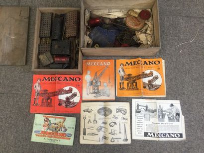 null MECCANO, Lot comprenant d'anciennes pièces et quelques catalogues.