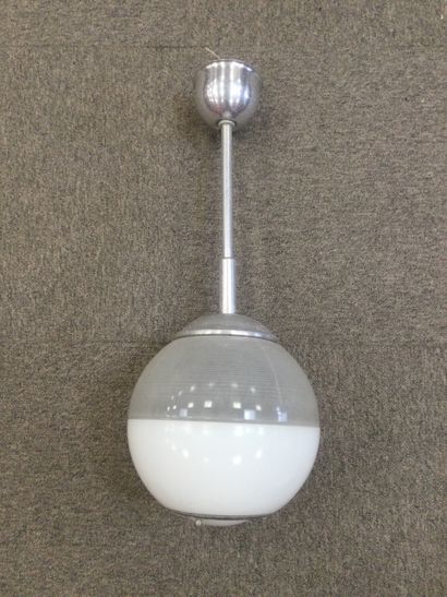 null HOLOPHANE suspension boule en verre et métal poli . hauteur 65 cm diamètre 25...