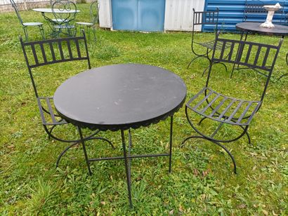 null ensemble MOBILIER DE JARDIN composé d'une table ronde et deux chaises en fer...