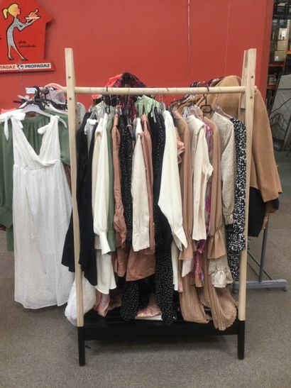 null Stock important de vêtements comprenant environ 200 pièces (robes, chemises,...