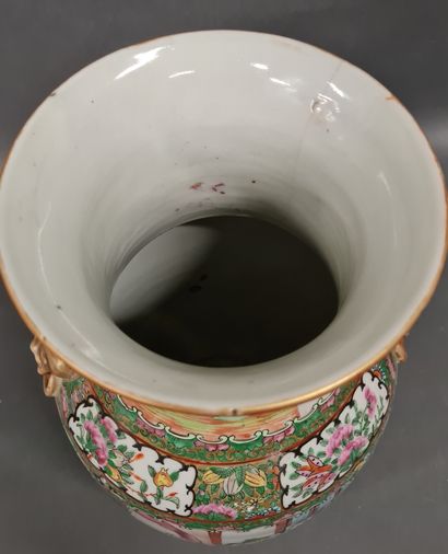 null CHINE, Vase en porcelainede CANTON de forme balustre à décor d'oiseaux branchés...
