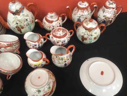 null Parties de Services à thé en porcelaine à décor japonisant comprenant 78 pi...
