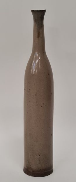 null Jacky COVILLE (né en 1936), Vase flûte en grès vernissée dans les tons beiges,...