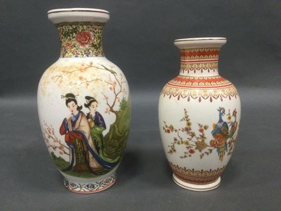 null Lot de 2 VASES en céramique à décor peint dans un style japonisant H. 30 cm...