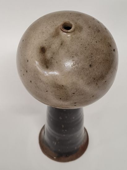 null Jacky COVILLE (né en 1936), Vase bulbé en grès vernissée dans les tons beiges...