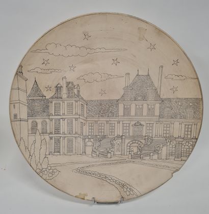 null LONGWY, Grand plat en céramique au décor inachevé figurant le château de Fontainebleau,...
