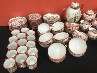 null Parties de Services à thé en porcelaine à décor japonisant comprenant 78 pi...