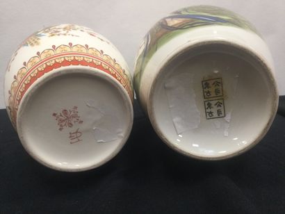 null Lot de 2 VASES en céramique à décor peint dans un style japonisant H. 30 cm...