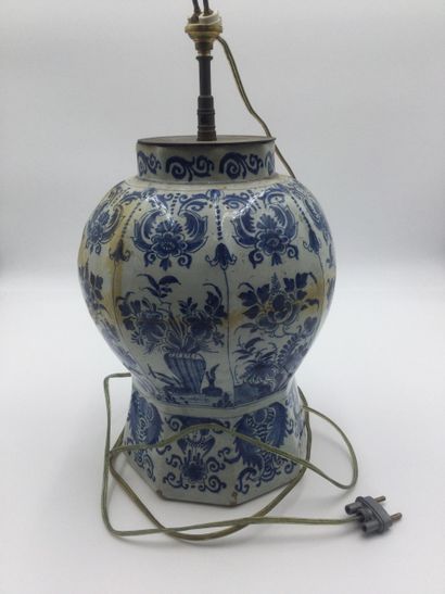 null Vase monté en Pied de LAMPE ancien en faïence à décor de style asiatique de...