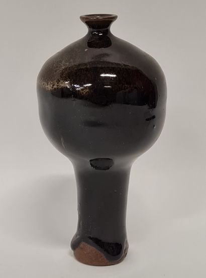null Jacky COVILLE (né en 1936), Vase bulbé en grès vernissée dans les tons ocres,...