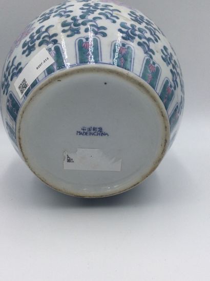 null Urne couverte de style asiatique en porcelaine à décor polychrome de paons et...