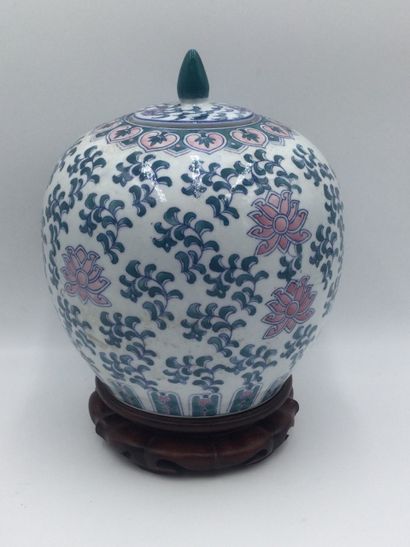 null Urne couverte de style asiatique en porcelaine à décor polychrome de paons et...