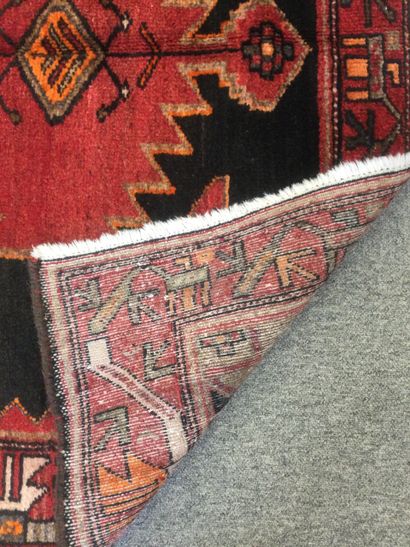 null CAUCASE, tapis noué main en laine à décor de motifs géométrique sur fond rouge,...