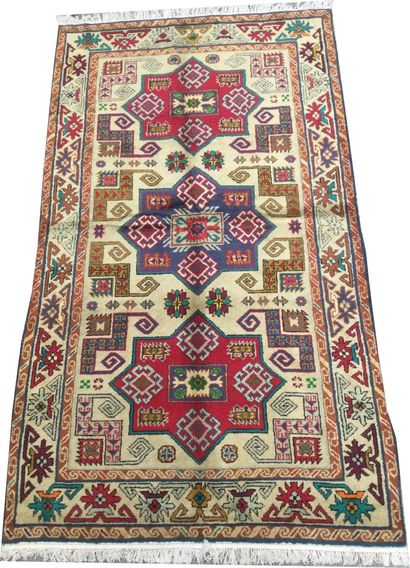 null CENTRAL ASIA, hand-knotted DAGESTAN carpet in wool decorated with three medallions...