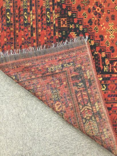 null IRAN, tapis CHIRAZ (Kashgaï) noué main en laine à décor caucasien fait de branchages...