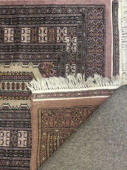 null ASIE CENTRALE, Tapis galerie BOUKHARA mécanique en laine à décor de polygonesdans...