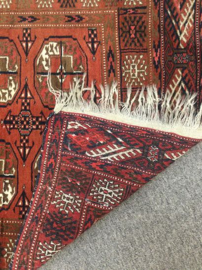 null ASIE CENTRALE, Tapis BOUKHARA noué main en laine polychrome à décor de 10 médaillons...