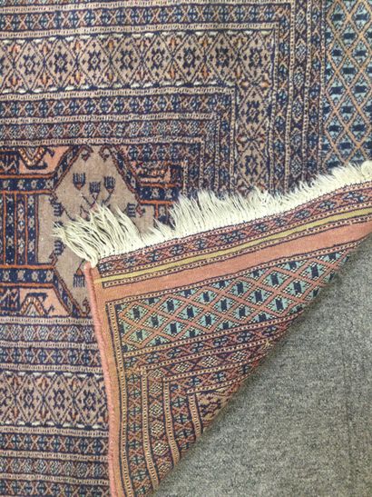 null PAKISTAN, tapis galerie noué main en laine à décor de motifs géométriques dans...