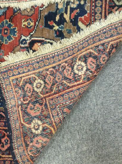 null IRAN, Tapis KACHAN noué main en laine à décor floral et médaillon central polylobé...