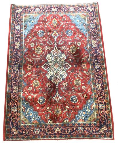 null IRAN, tapis mécanique en laine à décor d'un médaillon central, Dim. 165 x 115...